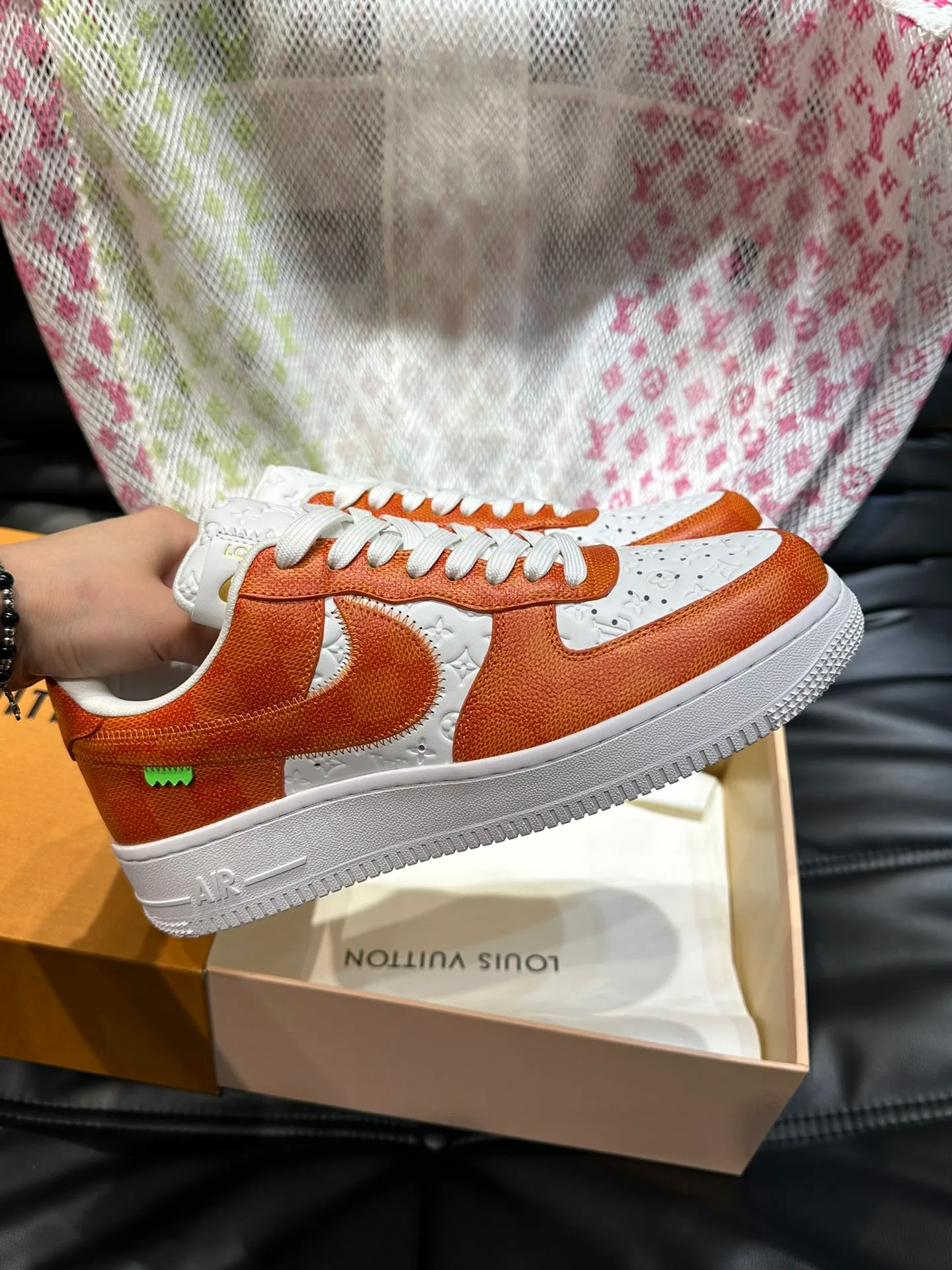 p440《*OUIS *UITTO*》x OFF-WHITE x Nike tripartite collaboration! Trendy and cool men's casual sports shoes with unrivaled color matching. The design idea basically continues the style of THE TEN. The Swoosh line and tongue label have a very familiar visual effect and are both fashionable and trendy! A must-have for fashionistas! The effect on your feet is absolutely stunning!  Size: 39-45